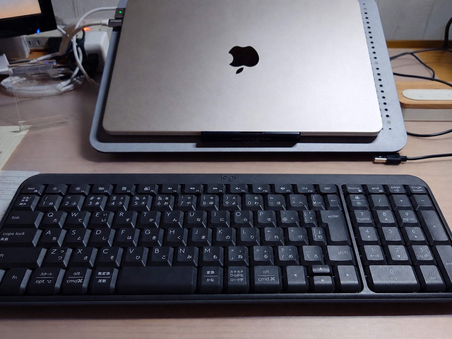 ロジクールK250をMacBookと外部モニター環境で使用しているデスク
