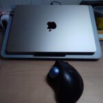 MacBookの横で使用しているロジクールERGO M575