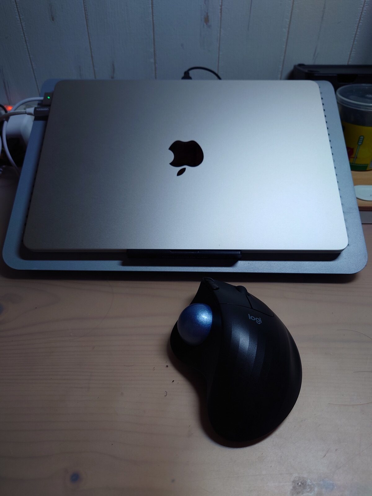 MacBookの横で使用しているロジクールERGO M575