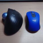 ロジクールERGO M575と普通のマウスを並べた比較
