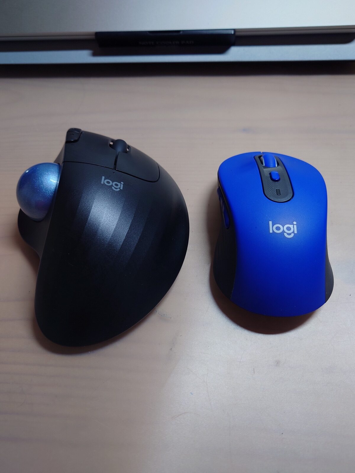ロジクールERGO M575と普通のマウスを並べた比較